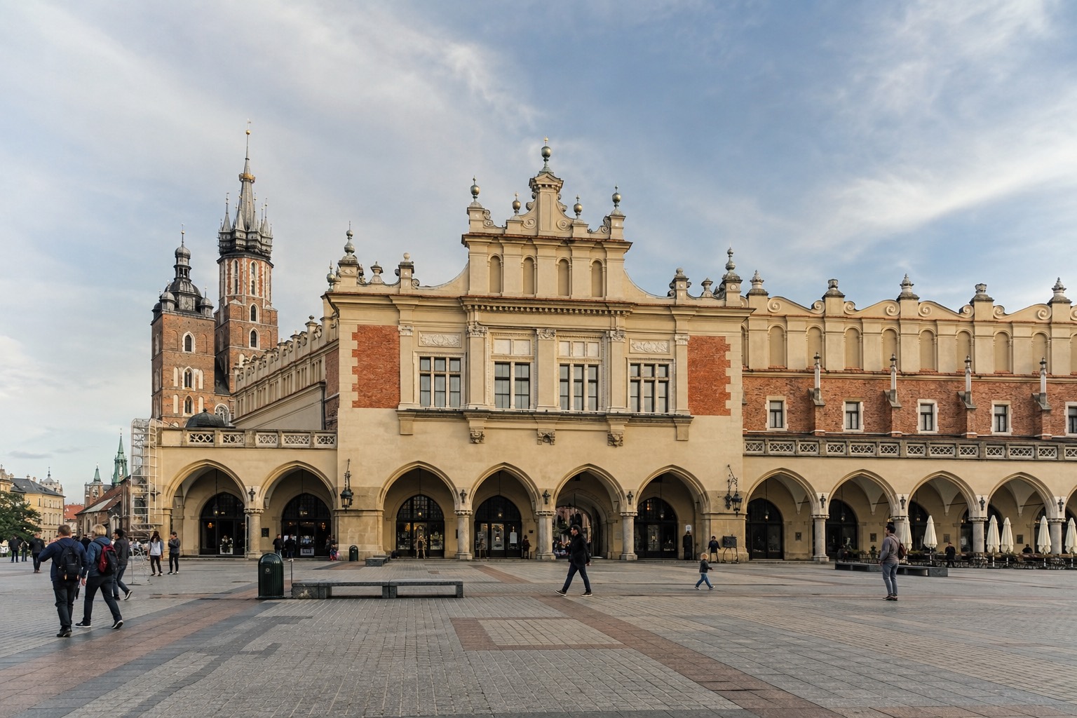 Sukiennice på Rynek Główny i Kraków med Mariakyrkans torn i bakgrunden